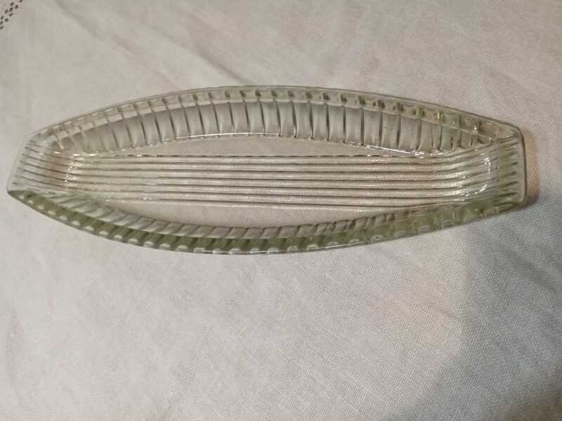 Vintāžs garenais šķīvis no izspiesta stikla (Stikls sk 34)