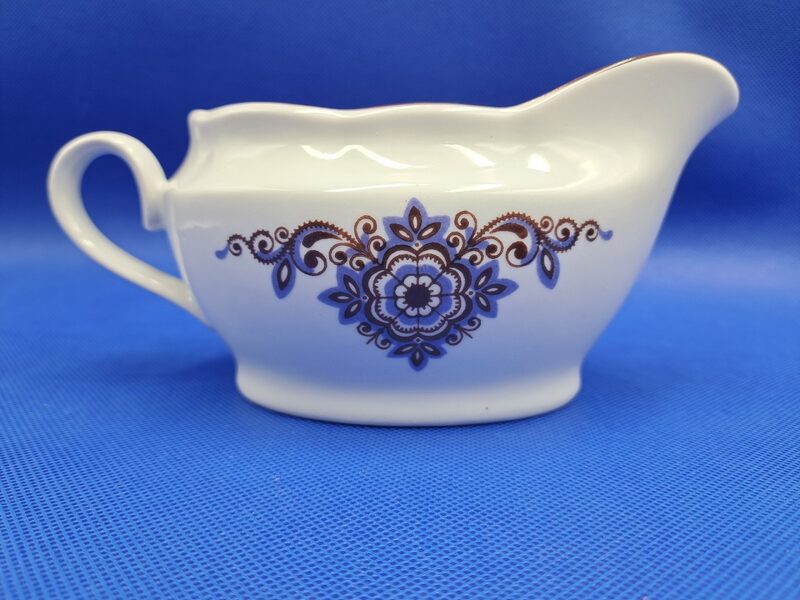 Mērces trauks ar tumši violetu tautīsku dekolu un tumši brūnu apvilkumu, RPR. Forma "Ārija" (Ārija pusdienu 375)