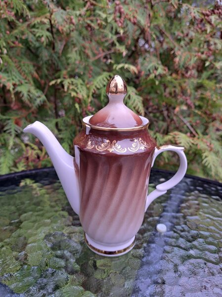 Mazā kafijas kanna brūna ar zeltu vainadzīņu, kafijas servīze "Rīga" 80.ie gadi, robs (Rīga 80 50)