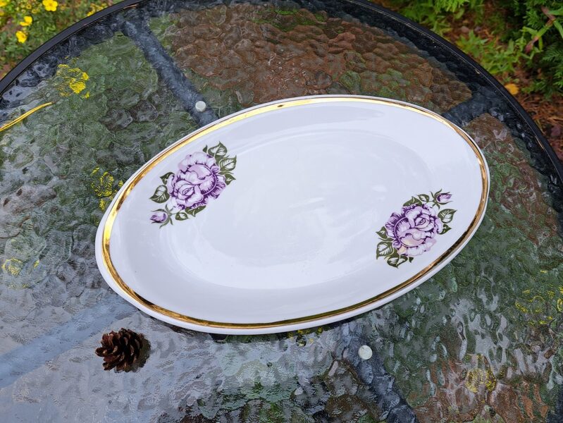 Lielais garenais šķīvis L=36cm ar violetu puķi un zelta svītru, pusdienu servīze "Aija-2", RPR (Aija-2 pus 62)