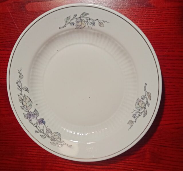 Kūku šķīvis, tējas servīze "Diāna" ar zilām lustretām puķēm un zeltu (Diāna 38)