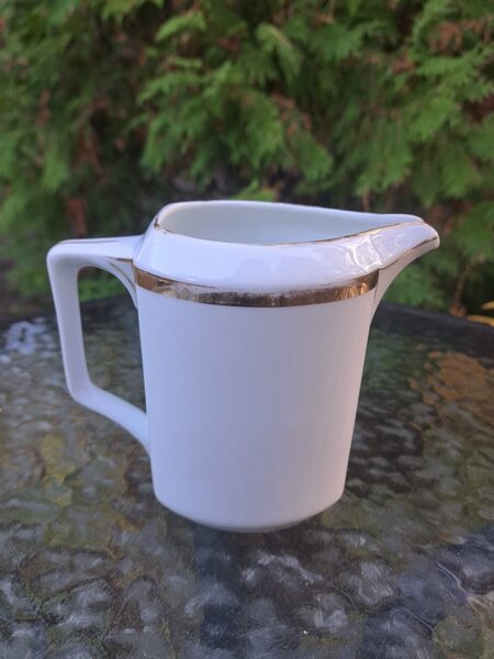 Lakoniska un elegznta balta ar zeltu krējuma kanniņa, K.M.P. (Čehija 88)