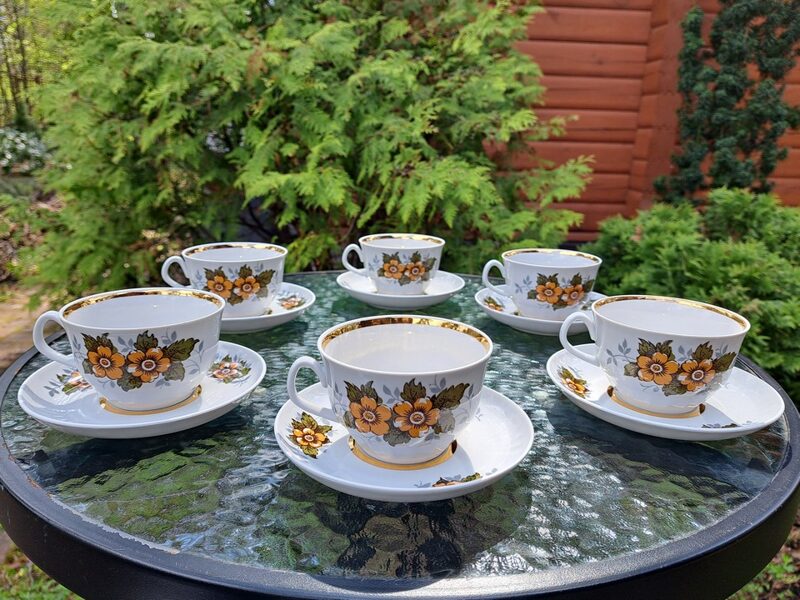 Tējas pāru komplekts "Māra" ar brūnām puķēm un zeltu, RPR (Māra tējas 16)