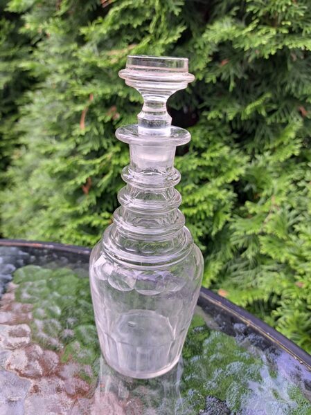 Smalka mini stikla karafe ar korķi, rokas gravēšana, reljefa forma (Citi st 92)