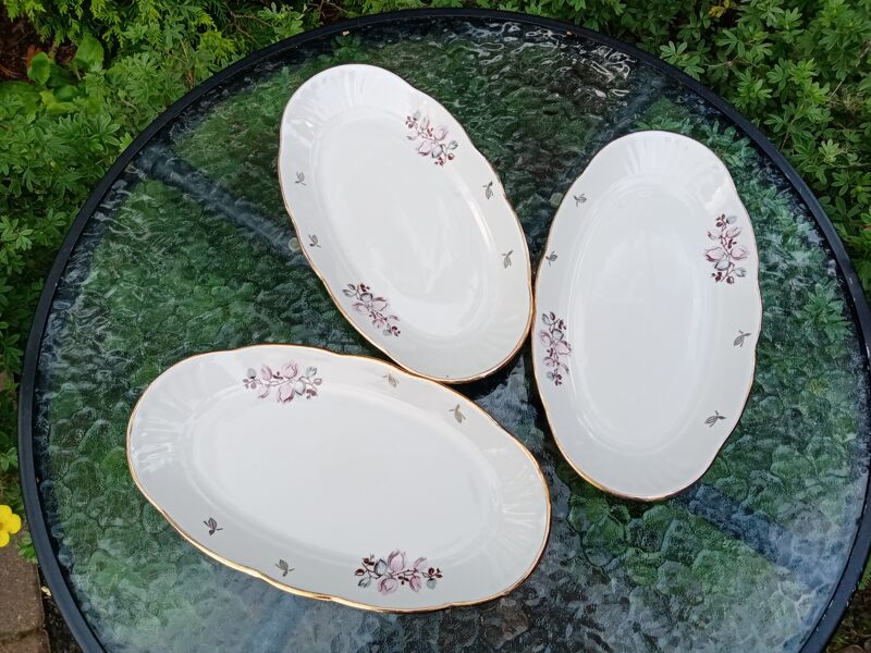 Garenie sķīvji ar zeltu un rozā-pelēkām puķēm, forma "Māra", RPR (Māra pusdienu 62)