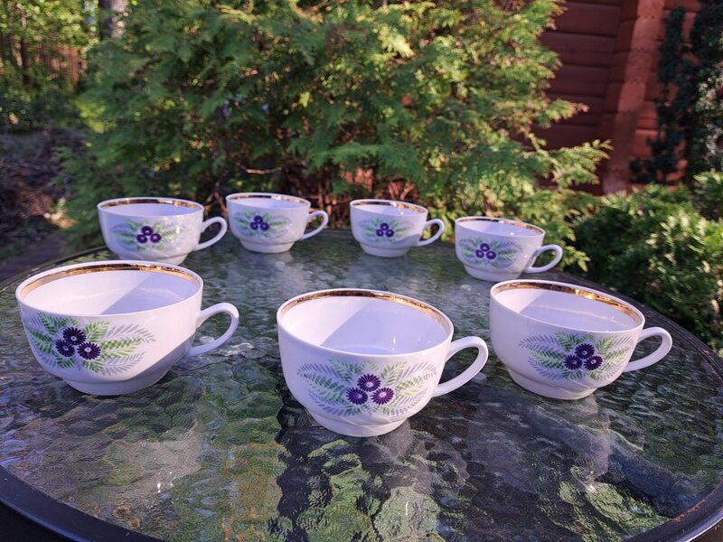 Krūzītes no tējas "Aija-1" ar lillā puķītēm, zaļām lapiņām un zeltu, RPR (Aija-1 tējas 61)