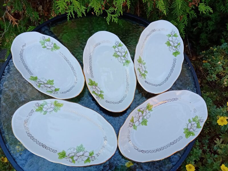 Garenie šķīvji L=27cm ar laškrāsas puķēm un zaļām lapām, forma "Vilnis" (Vilnis pusdienu 111)