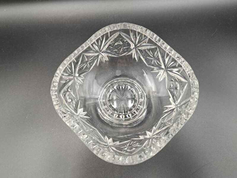 Mazā krisātla kantaina bļodiņa uz kājas. Presēts kristals (Kristāls sk 30)