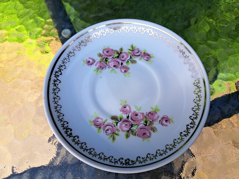 Apakštase Nr.2 tējas ar rozā rozītēm un zelta ornamentu, tējas servīze "Aija-2" (Aija-2 tējas 153)