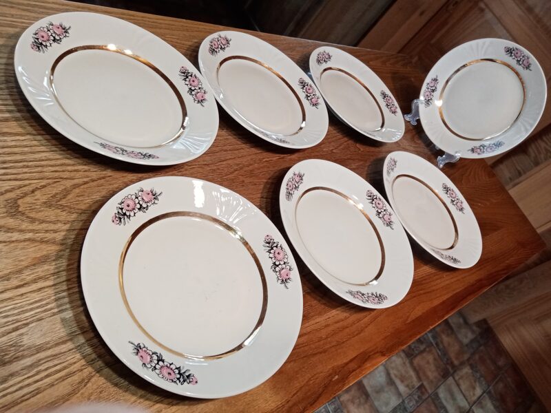 Deserta šķīvji, tējas servīze "Māra" ar lillā puķītem (Māra tējas 23)