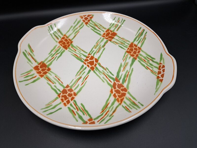 Elegants cepumu šķīvis ar rokturiem, rūtains dekols, fajanss. Ražotājs - VEB TORGAU (Vācija 127)