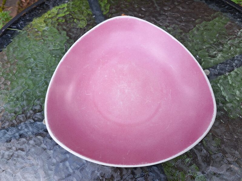 Augļu trauks Nr.1, trīsstūra forma, gaiši rozā zaļa krāsa, PFF. 60.-ie gadi (Citi 226)