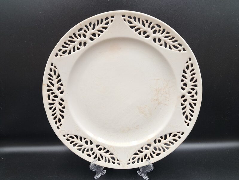 Sens mežģīņu formas antikvārs pilnīgi balts servējamias šķīvis, fajanss, Porzellan- und Feinsteingutfabrik Max Roesler (Vācija 114)