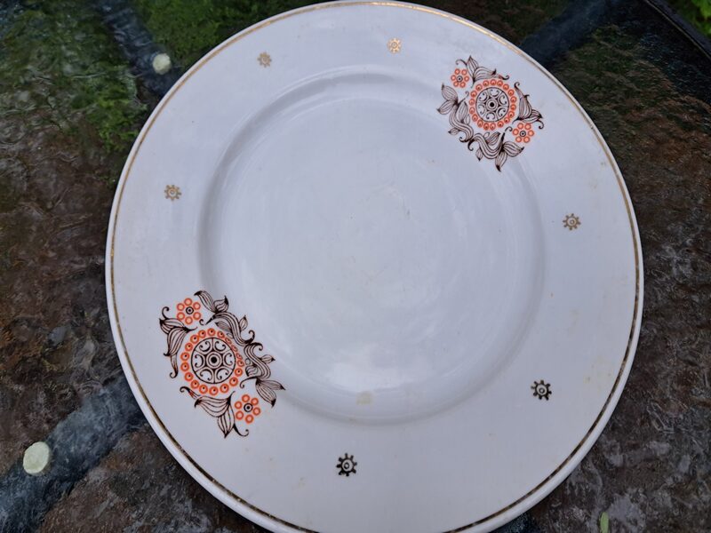 Otrā ēdiena šķīvis d=24cm, pusdienu servīze "Aija-2" ar oranžām puķēm un brūnām lapām un zelt, RPR (Aija-2 pus 97)