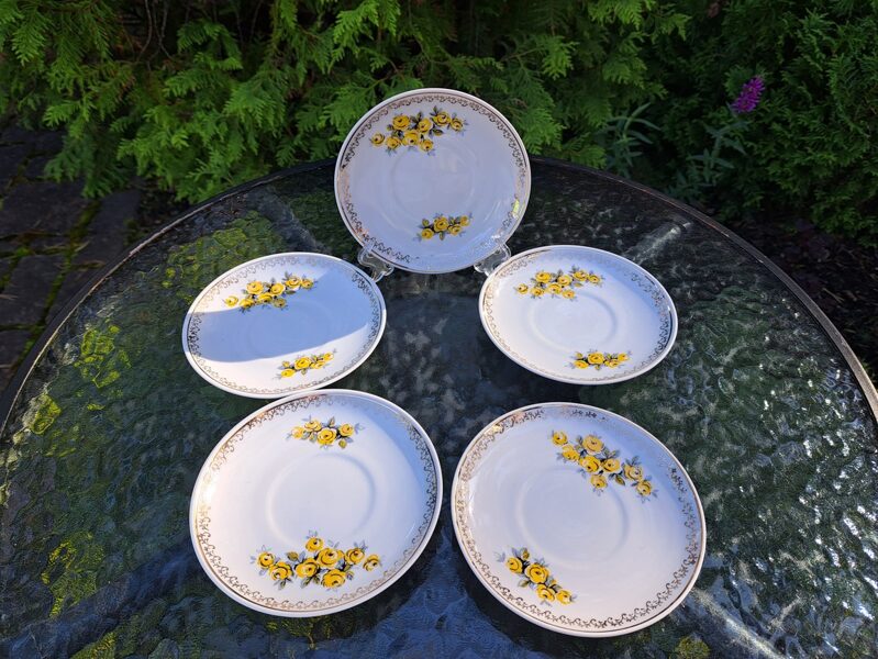 Apakštases ar spilgti dzeltenām rozītēm un zelta rakstu, tējas servīze "Aija-2", RPR (Aija-2 tējas 120)