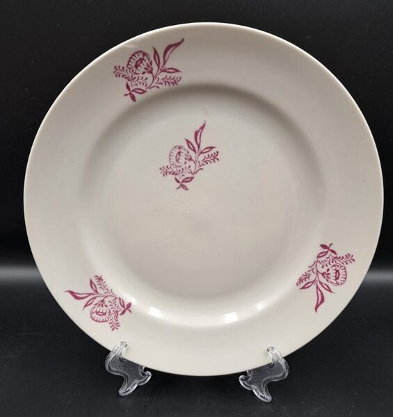 Salātu šķīvis balts ar roza puķēm (1 puķe kļūdaini atrodas pa vidū), RPR. Diam.20cm (Citi pusd 179)