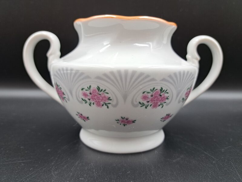 Cukurtrauks bez vāciņa, kafijas servīze "Viktorija" ar rozā puķītēm un pelēku rakstu, bēša lustra, RPR (Viktorija kafijas 31)