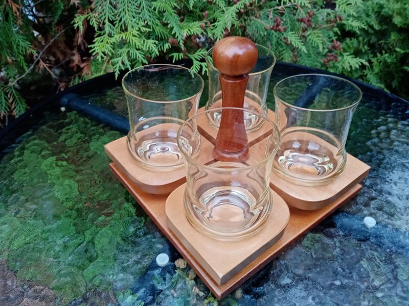 Jauns stikla sulas glāžu komplekts ar maigi dzeltenām glazēm (kompl. 4 personām) ar koka paplāti, Līvānu SF (Stikla gl 37)