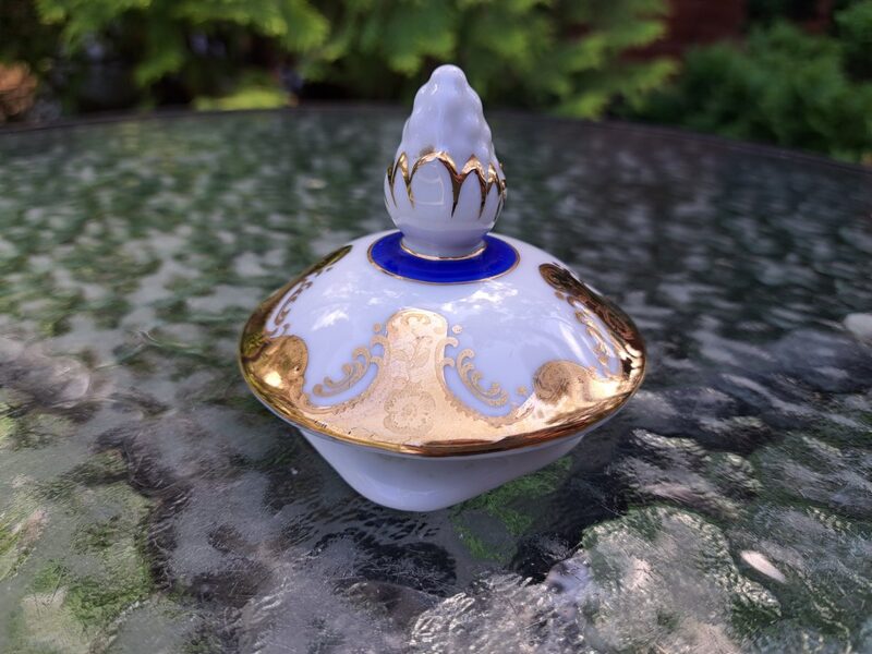 Tējkannas/kafijas kannas vāciņš ar zilu dekolu un zeltu, forma "Rubenss" (Vācija 185)