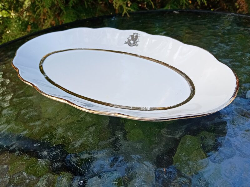 Šķīvis garenais ar uzrakstu un restorana "Rostock" logo, foma "Ārija" (LOGO 13)