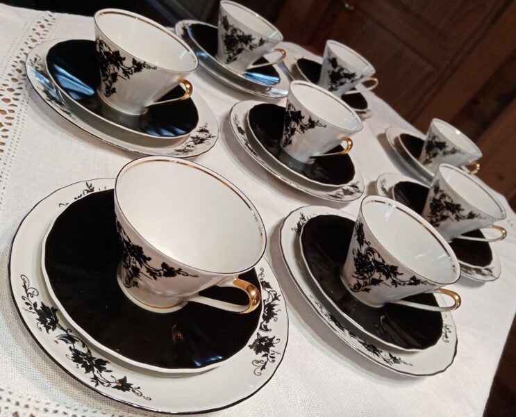 Plānsienu porcelāna trio (tase + apakštas + deserta šķīvis) no servīzes "VITA" ar melnu dekolu (Vita 15)