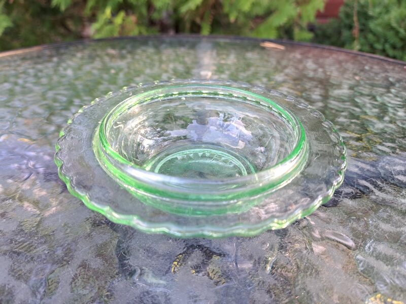 Pamatne no sviesta/ievārījuma trauka, zaļs presesēts stikls, d=12,5cm (Citi st 186)