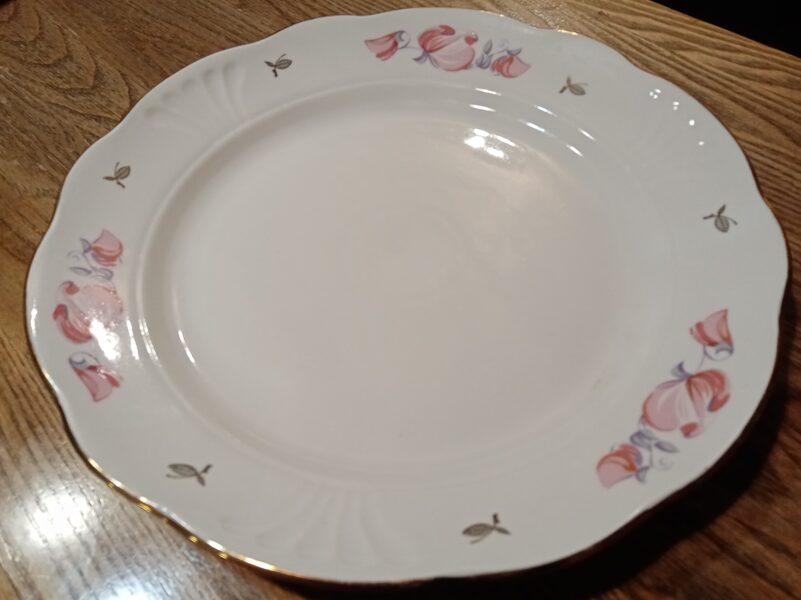 Servējamais šķīvis ar puķuzirnīšiem, diam.27cm (Māra pusdienu 14)