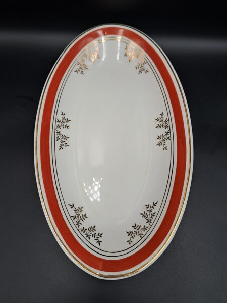 Garenais šķīvis ar sarkanu malu un zelta zariņiem, 25,5cmx14,5cm, pusdienu servīze "Gludā", PFF (Gludā 110)