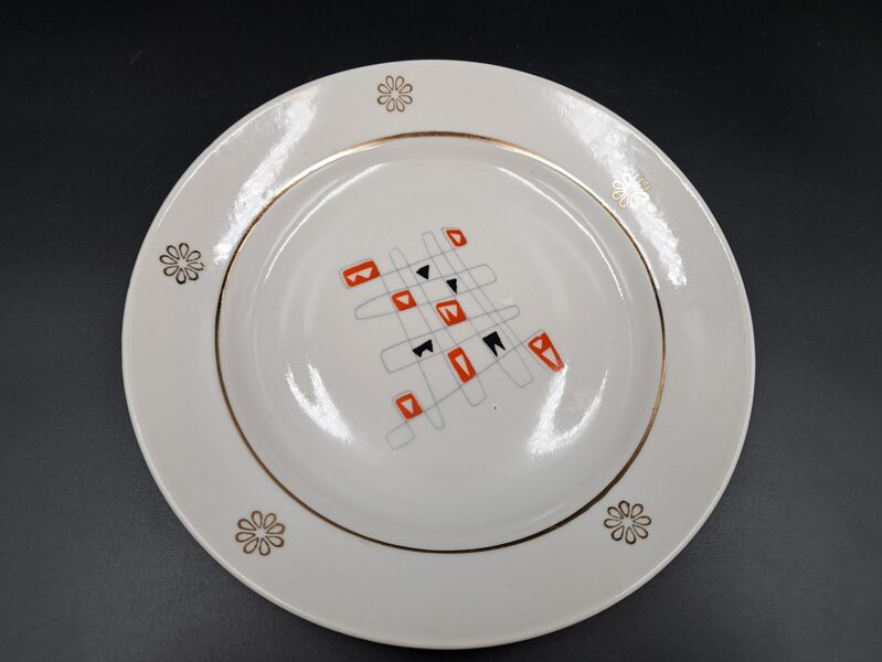 Šķīvis maizes PFF ar rūtainu dekolu. Diam.17cm (Citi pusd 182)