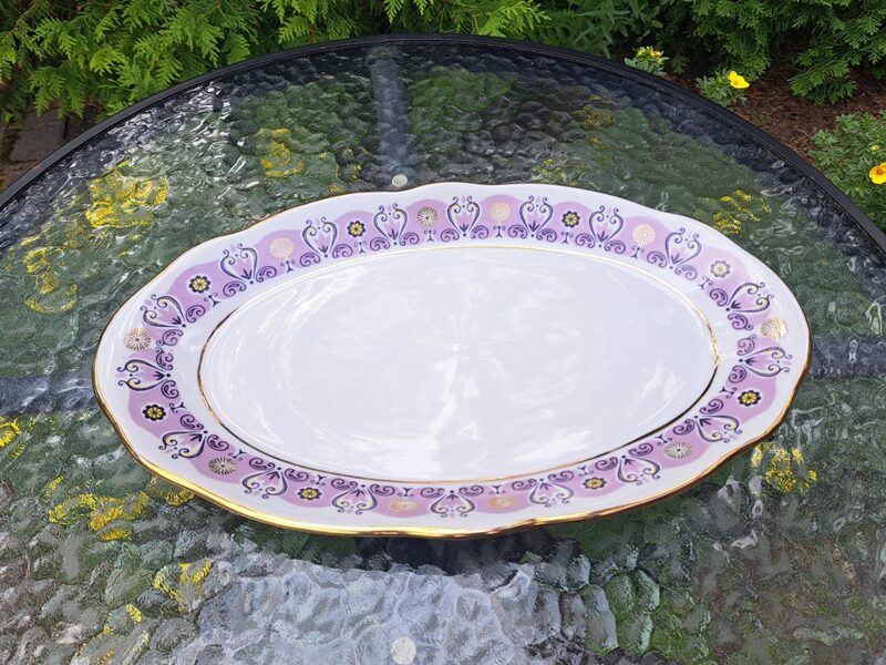 Lielais garenais šķīvis, pusdienu servīze "Vilnis" ar ļoti reti sastopamu un greznu lillā dekoru un zeltu, RPR. L=36cm (Vilnis 149)