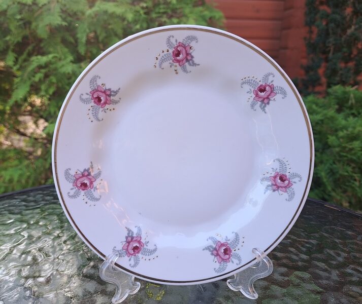 Kūku šķīvis no servīzes "Sigulda" ar rozā rozēm un pelēkām papardēm un zeltu, RPR (Sigulda 128)