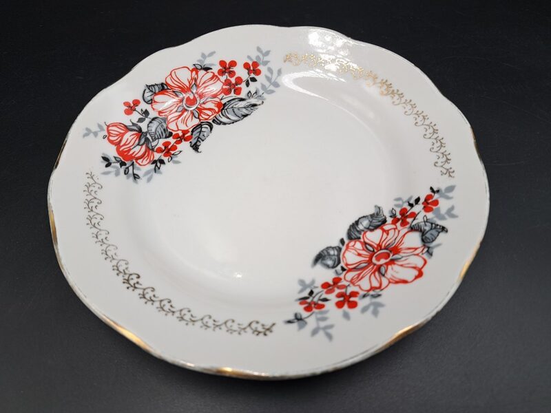 Maizes šķīvji d=17cm ar sarkanu un melnu dekolu, forma "Vilnis", RPR (Vilnis pusdienu 137)