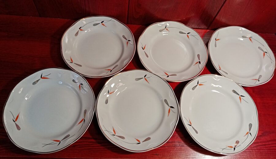 Salātu šķīvji d=20cm (zelta nodilumi), ar melnu-sarkanu-zelta rokas gleznojumu, pusdienu servīze ROKOKO (Rokoko 71)