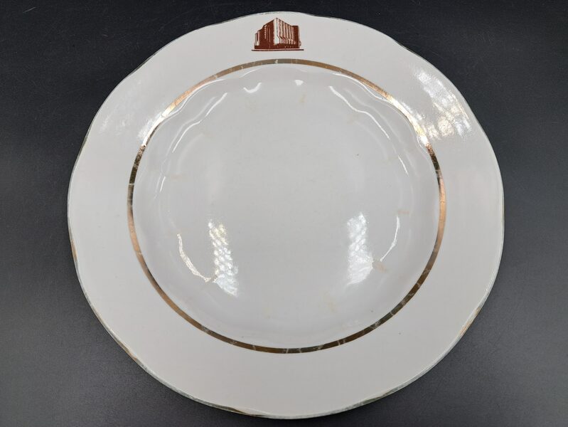 Otrā ediena šķīvis ar viesnīcas "Rīdzene" logotipu, bez uzraksta, ar zeltu, foma "Ārija", RPR (LOGO 47)