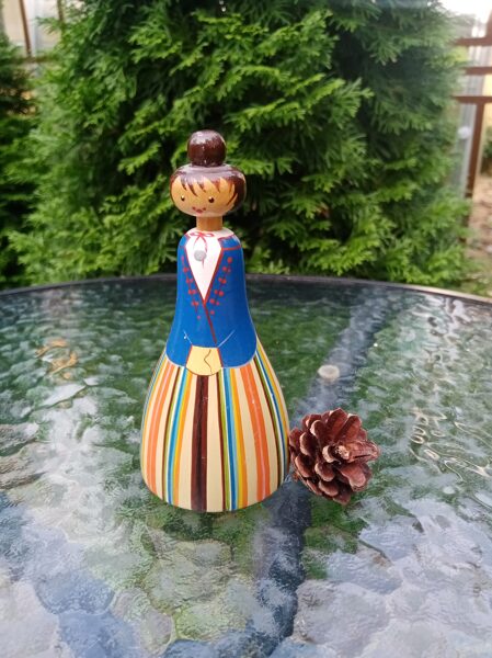 Antīka koka lelle "Meitene igauņu tautas tērpā". Rūpnīca "SALVO" (Lelle 04)