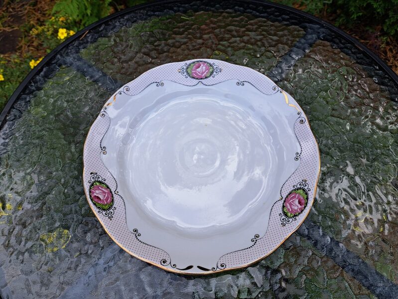 Servējamais šķīvis apaļais d=27cm ar rožu kameju un bagātīgu zeltu, pusdienu servīze "Ārija", RPR (Ārija pusdienu 279)