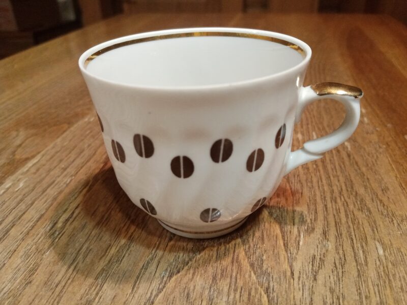 Krūzītes, plānsienu kafijas servīze "RĪGA" ar brūnām kafijas pupiņām un zeltu (Rīga 80 13)