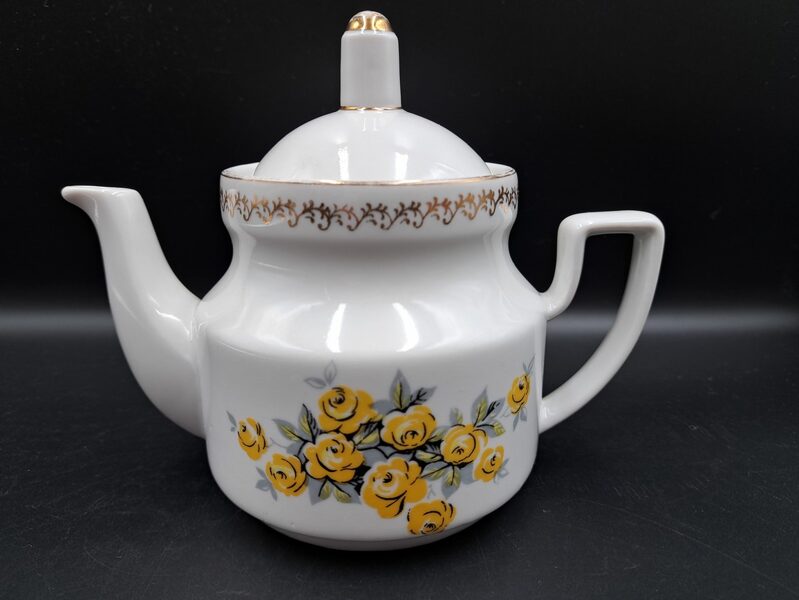 Mazā tējkanna ar spilgti dzeltenām rozītēm un zelta rakstu, tējas servīze "Aija-2", robi (Aija-2 tējas 134)
