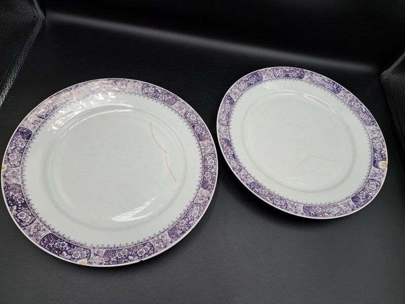 Otrā ēdiena šķīvis ar lillā dekolu gar malu, zelts nav bijis. Ražotājs: KPM (Vācija), 20.gadsimta sākums (Vācija 111)