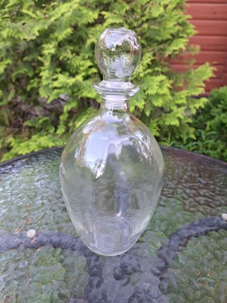 Karafe stikla, ovāla forma, bez gravēšanas, ar korķi. Augstums bez korķa 19cm, 1 L (Citi st 170)