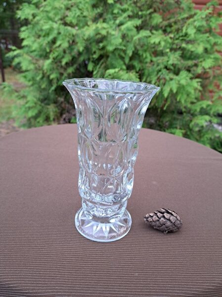 Vāzīte taisna uz kājiņas, presēts caurspīdīgs stikls. H=18cm (Stikla vaze 78)