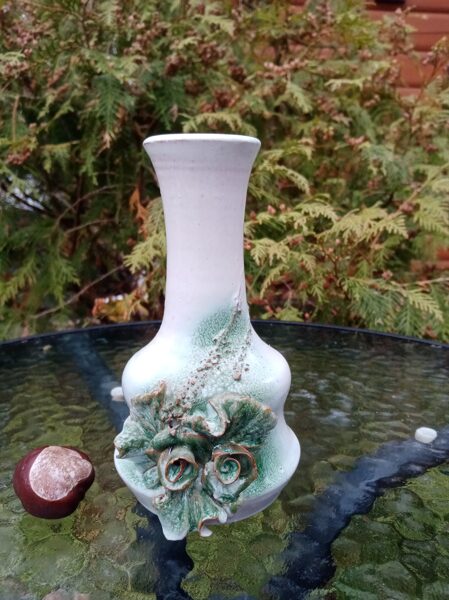 Skaista keramikas vāzīte ar reljefa puķēm, gaiši zaļa (Keram 35)