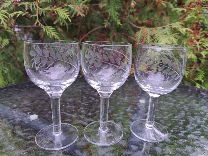 Smalkas liķiera/degvīna glāzītes (kompl.) uz kājas ar vārpām, Latvija (Stikla gl 11)