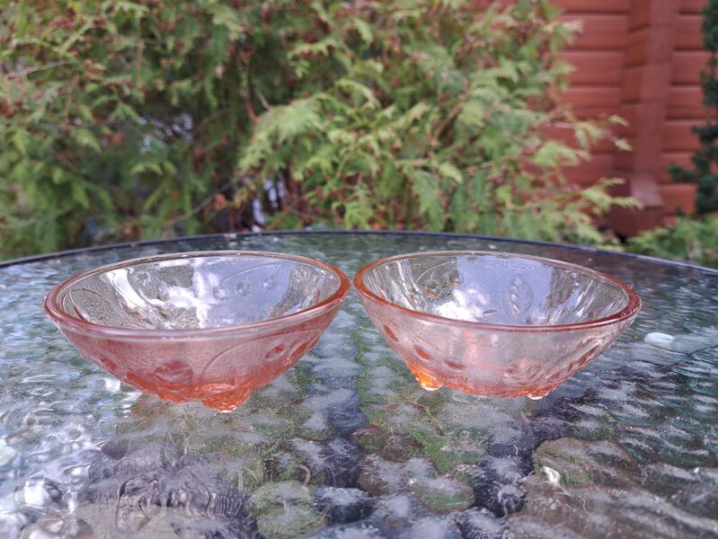 Vintāžas  karamēļkrāsas izspiesta stikla bļodiņas  ar kājiņām-zemenēm (Stikls sk 86)