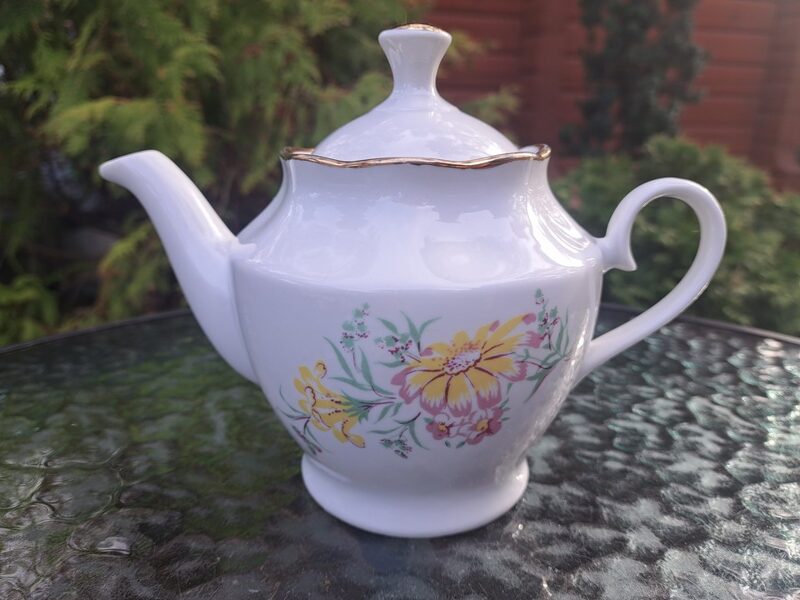 Tējkanna ar maigām rozā-dzeltenām puķēm un zeltu, forma tējas "Ārija", RPR (Ārija tjas 124)