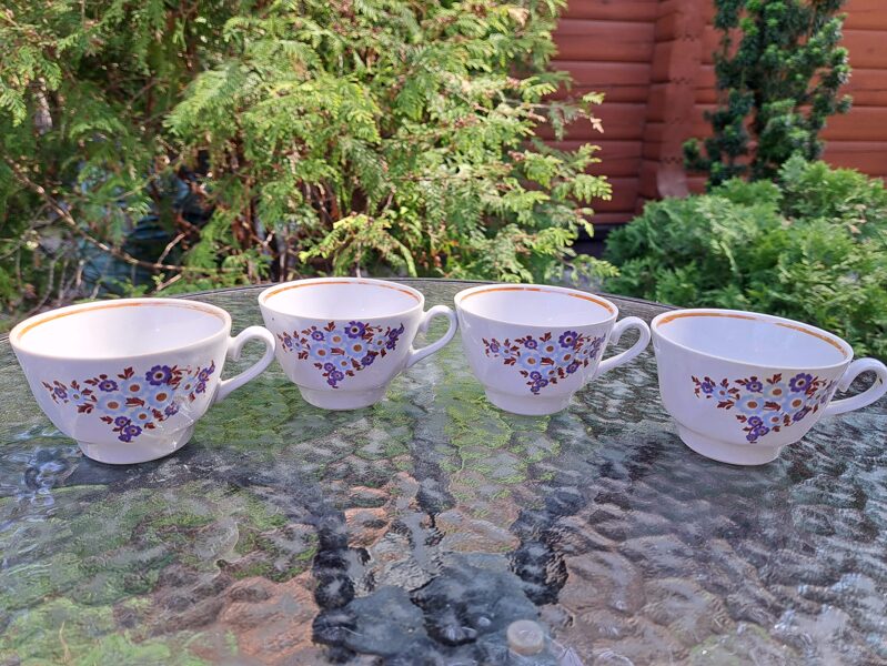 Tējas krūzītes ar zilām puķītēm un bēšu lustru (Viktorija t 80)