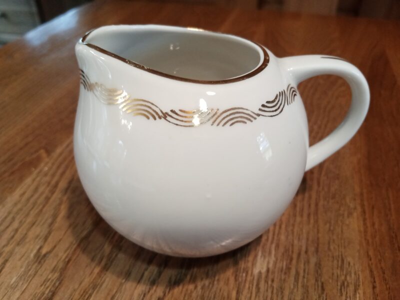 Krējuma kanniņa, servīze "Marijka balta ar zelta ornamentu (Marijka 18)