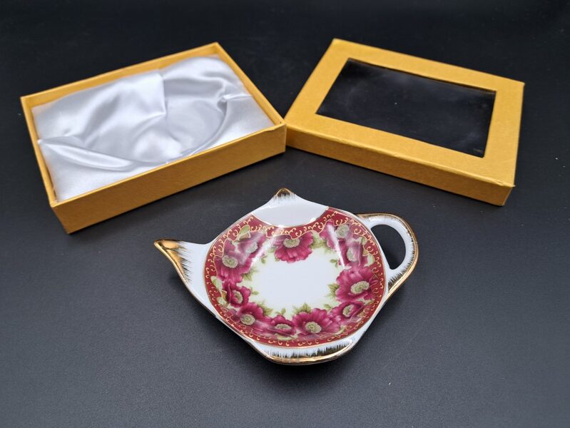 Šķīvītis-tējkanna ar skaistu puķu dekolu un bagātīgu zeltu kastītē. Ražotājs Arti M collection Design England (Citi rpt 110)