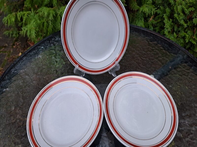 Kūku šķīvīši ar tumši sarkanu malu un zelta svītrām, PFF. Diam.16cm (Citi pusd 263)