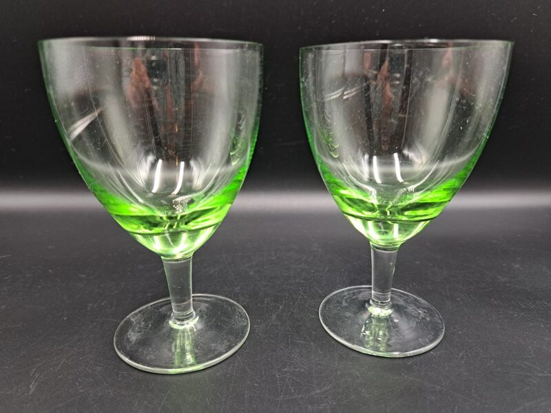 Gaiši zaļas vīna glāzes uz kājas, komplekts 2 personām (Stikla gl 161)